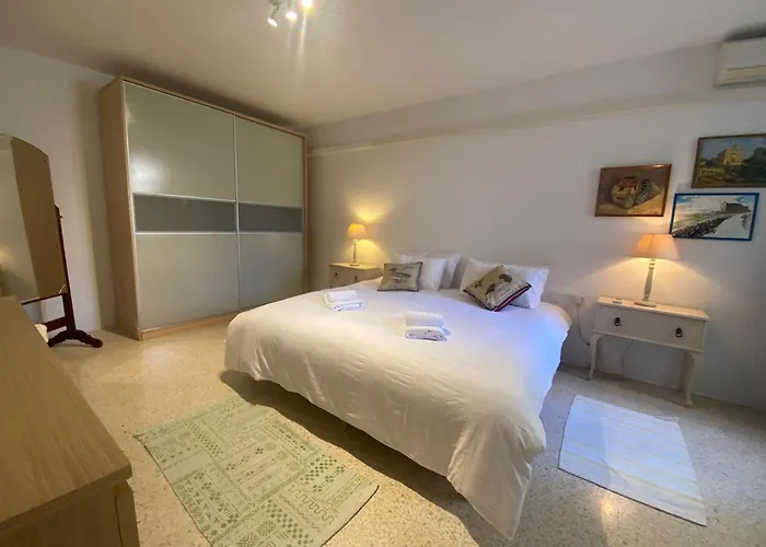 St Julians With Terrace アパート